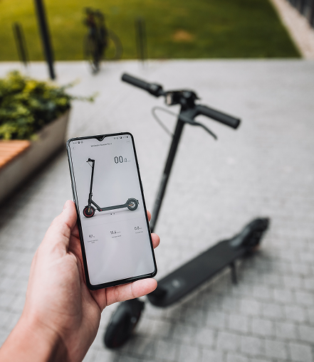 trotinette avec un smartphone