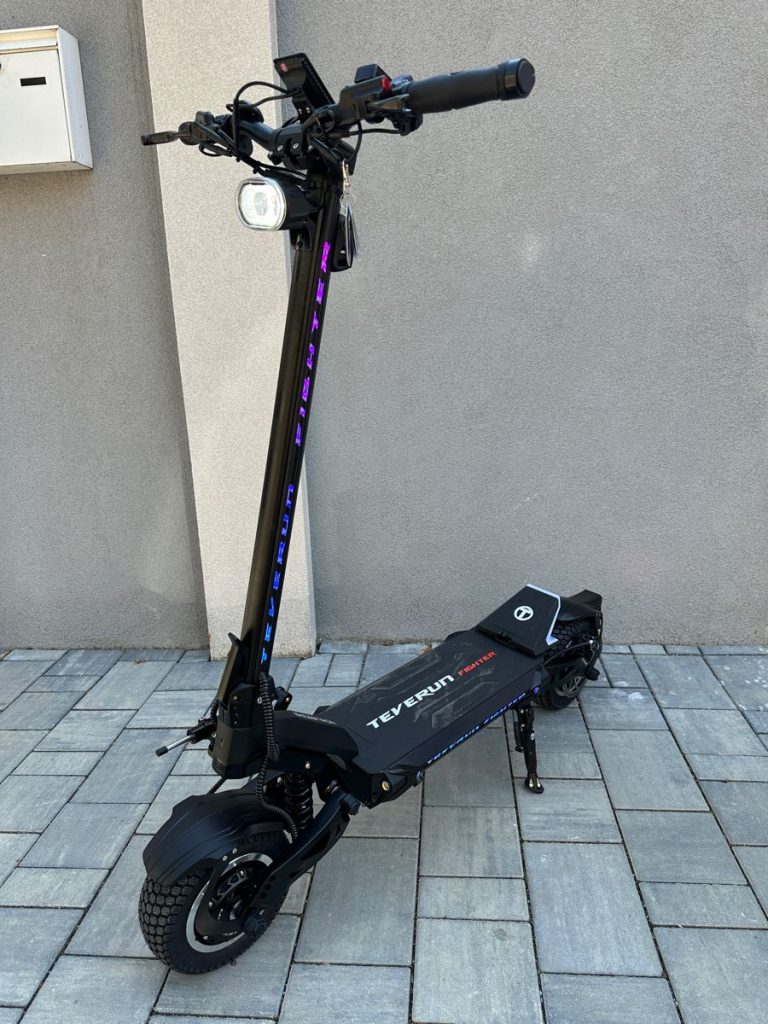 trotinette à cote d'un mur