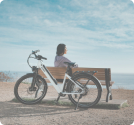 femme avec son vélo assise sur un banc